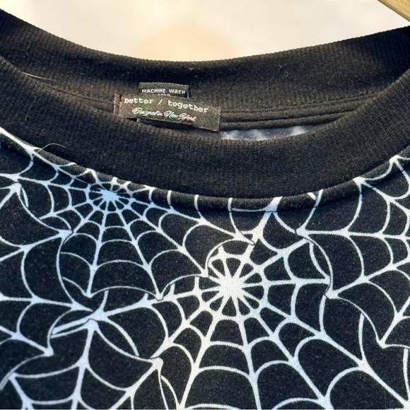 Better Together Black and White Web Pattern Top cropped - Picture 2 of 3